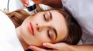 ODLIČNA ponuda u Splitu! Kozmetički salon TeSa vam odnosi DRAGOCJENE tretmane radiofrekvencije lica s dubinskom hidratacijom (40 min) i limfnu drenažu tijela (40 min)!