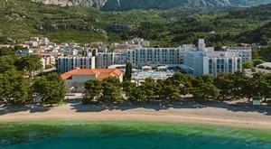 Proljetni OBITELJSKI odmor u Bluesun Hotelu Alga - puni pansion za 2 odraslih i do 2 djece! Uživajte uz unutanje i vanjske BAZENE te 2 ili 3 noćenja za savršen predah u TUČEPIMA!