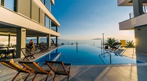 FAMILY DEAL u Hotelu Morenia 4* PODACA: 2 noćenja s All INCLUSIVE uslugom za 2 odraslih i DO 4 DJECE uz vanjske BAZENE, fitness i ANIMACIJU – savršen bijeg na Makarskoj rivijeri!