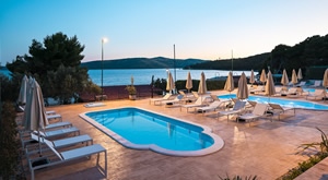 PROLJEĆE u Apartmanima Medena! 2 noćenja, POLUPANSION, Superior smještaj za 2 odraslih i DIJETE DO 12g GRATIS. Rezerviraj odmah, istraži Trogir i Dalmaciju u punom sjaju!