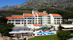 SVIBANJ u Drveniku! Hotel Quercus 4* - 2 noćenja s ALL INCLUSIVE LIGHT uslugom za 2 osobe i  do 2 djece! Uživajte u PRVOM KUPANJU na bazenu i savršenom PROLJETNOM suncu Dalmacije uz super popust!