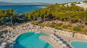 POČETAK LJETA u Bolu uz 2 ili 3 noćenja s POLUPANSIONOM za 2 osobe i do 2 djece u Bluesun Hotelu Elaphusa 4*! Opustite se na otoku Braču uz KUPANJE na vanjskom bazenu i opuštanje u bogatoj SPA oazi!