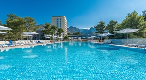 HIT PONUDA! Bluesun Holiday Village Alan – 2 ili 3 noćenja uz POLUPANSION za 2 osobe u standard sobi s balkonom! 1 dijete do 2,99 g. boravi potpuno GRATIS! Iskoristite VRHUNSKI MORSKI ODMOR!