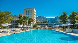 [04.-20.07.] LAST MINUTE ljetovanje u  Bluesun Holiday Village Alan u Starigradu - 2 ili 3 noćenja uz PUNI PANSION za 2 osobe i 1 dijete do 2,99 g.! Iskoristite VRHUNSKI LJETNI ODMOR tik uz more!