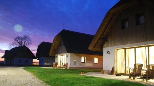 Panonsko selo - Odmor u Prekmurju - Trokrevetna soba s terasom, Moravske Toplice, Slovenija - 201 EUR - 2x noćenje u trokrevetnoj sobi s terasom za 3 osobe, 2x karte za kupanje u Termama 3000