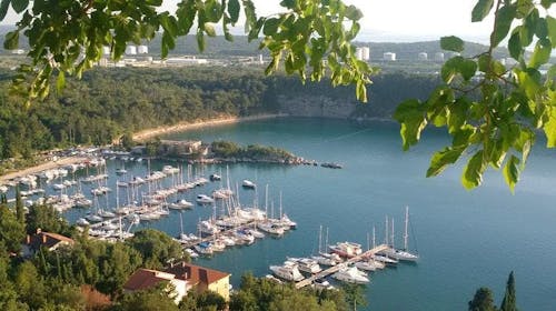 Hoteli Omišalj - Hotel Adriatic - Početak i kraj ljeta na Krku, Omišalj, otok Krk, Hrvatska - 269 EUR - 3x noćenje u dvokrevetnoj sobi za 2 osobe (1. dijete do 7,99 godina besplatno), Polupansion (buffet doručak i buffet večera s uključenim bezalkoholnim pićem)