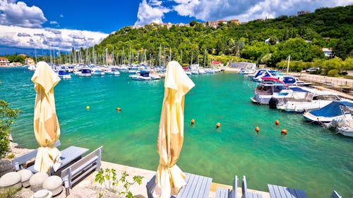 Hoteli Omišalj - Depandansa Marina - Ljeto na Krku, Omišalj, otok Krk, Hrvatska - 540 EUR - 5x noćenje u dvokrevetnoj sobi za 2 osobe (1. dijete do 7,99 godina besplatno), Polupansion (buffet doručak i buffet večera s uključenim bezalkoholnim pićem)
