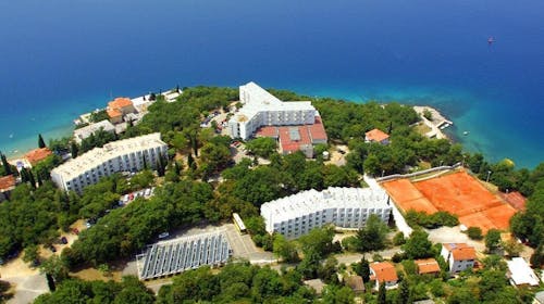 Hoteli Omišalj - Depandansa Marina - Ljeto na Krku, Omišalj, otok Krk, Hrvatska - 324 EUR - 3x noćenje u dvokrevetnoj sobi za 2 osobe (1. dijete do 7,99 godina besplatno), Polupansion (buffet doručak i buffet večera s uključenim bezalkoholnim pićem)