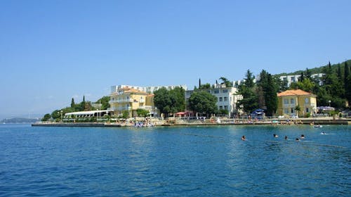 Hoteli Omišalj - Depandansa Primorka - Ljeto na Krku, Omišalj, otok Krk, Hrvatska - 688 EUR - 7x noćenje u dvokrevetnoj sobi za 2 osobe (1. dijete do 7,99 godina besplatno), Polupansion (buffet doručak i buffet večera s uključenim bezalkoholnim pićem)