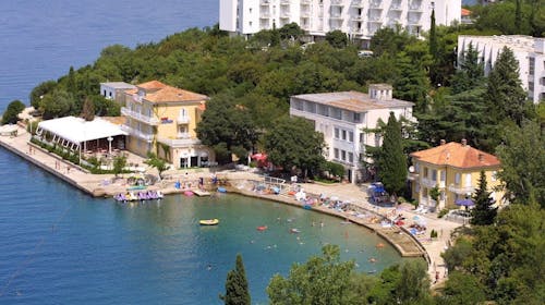 Hoteli Omišalj - Hotel Adriatic - Početak i kraj ljeta na Krku, Omišalj, otok Krk, Hrvatska - 276 EUR - 3x noćenje u dvokrevetnoj sobi za 2 osobe (1. dijete do 7,99 godina besplatno), Polupansion (buffet doručak i buffet večera s uključenim bezalkoholnim pićem)