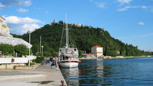 Hoteli Omišalj - Hotel Adriatic - Ljeto na Krku, Omišalj, otok Krk, Hrvatska - 522 EUR - 5x noćenje u dvokrevetnoj sobi za 2 osobe (1. dijete do 7,99 godina besplatno), Polupansion (buffet doručak i buffet večera s uključenim bezalkoholnim pićem)