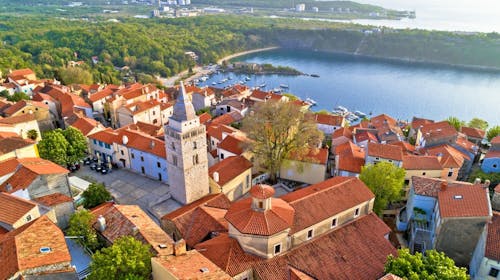 Hoteli Omišalj - Hotel Adriatic - Ljeto na Krku, Omišalj, otok Krk, Hrvatska - 590 EUR - 5x noćenje u dvokrevetnoj sobi za 2 osobe (1. dijete do 7,99 godina besplatno), Polupansion (buffet doručak i buffet večera s uključenim bezalkoholnim pićem)
