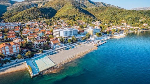 Carine Hotel Delfin - All inclusive ljeto uz samo more, Bijela, Crna Gora - 812 EUR - 3x noćenje u dvokrevetnoj sobi s pogledom na planinu za 2 osobe, All inclusive