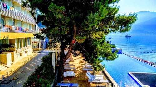 Carine Hotel Delfin - All inclusive ljeto uz samo more, Bijela, Crna Gora - 1.353 EUR - 5x noćenje u dvokrevetnoj sobi s pogledom na planinu za 2 osobe, All inclusive