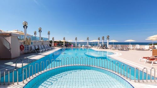 Hotel Gran Vista Plava Laguna - Ljeto u Poreču, Poreč, Istra, Hrvatska - 669 EUR - 5x noćenje u dvokrevetnoj Economy sobi s dodatnim ležajem za 2 osobe (1. dijete do 11,99 godina i 2. dijete do 4,99 godina besplatno), Polupansion i piće uz večeru