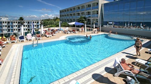 Hotel Gran Vista Plava Laguna - Ljeto u Poreču, Poreč, Istra, Hrvatska - 935 EUR - 7x noćenje u dvokrevetnoj Economy sobi s dodatnim ležajem za 2 osobe (1. dijete do 11,99 godina i 2. dijete do 4,99 godina besplatno), Polupansion i piće uz večeru