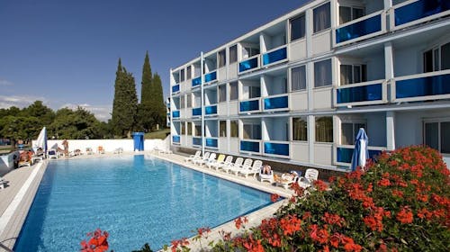 Hotel Plavi Plava Laguna - Obiteljsko ljeto u Poreču, Poreč, Istra, Hrvatska - 1.285 EUR - 7x noćenje u Classic dvokrevetnoj sobi s balkonom i dodatnim ležajem za 2 osobe (1. dijete do 11,99 godina i 2. dijete do 4,99 godina besplatno), Polupansion