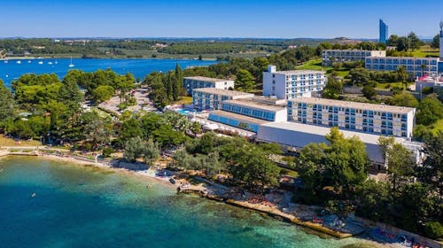 Hotel Plavi Plava Laguna - Obiteljsko ljeto u Poreču, Poreč, Istra, Hrvatska - 1.235 EUR - 7x noćenje u Classic dvokrevetnoj sobi s balkonom i dodatnim ležajem za 2 osobe (1. dijete do 11,99 godina i 2. dijete do 4,99 godina besplatno), Polupansion