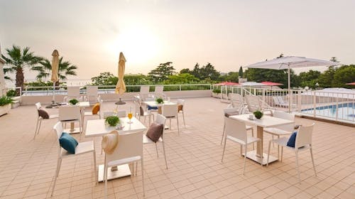 Hotel Plavi Plava Laguna - Obiteljsko ljeto u Poreču, Poreč, Istra, Hrvatska - 978 EUR - 7x noćenje u Classic dvokrevetnoj sobi s balkonom i dodatnim ležajem za 2 osobe (1. dijete do 11,99 godina i 2. dijete do 4,99 godina besplatno), Polupansion