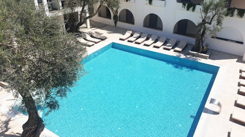 Vile Oliva Petrovac - Odmor za velike obitelji, Petrovac na Moru, Crna Gora - 575 EUR - 3x noćenje u Apartmanu Duplex u vilama (1 francuski ležaj i 2 single ležaja) za 2 osobe (3 djece do 11,99 godina besplatno), All inclusive