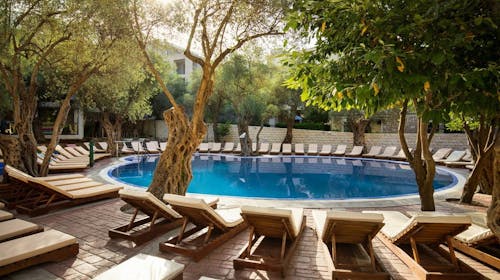 Vile Oliva Petrovac - Ljeto za velike obitelji, Petrovac na Moru, Crna Gora - 2.325 EUR - 7x noćenje u Apartmanu Duplex u vilama (1 francuski ležaj i 2 single ležaja) za 2 osobe (3 djece do 11,99 godina besplatno), All inclusive