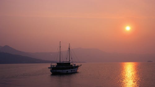 8-dnevno krstarenje srednjim Jadranom - Polazak iz Zadra, Zadar, Hrvatska - 599 EUR - 8-dnevno krstarenje brodom po ruti: Zadar – Vodice – Slapovi Krke – Šibenik – Primošten – Split – Trogir – otok Drvenik Veli – otok Zlarin – Nacionalni park Kornati – Park prirode Telašćica – otok Ugljan – Zadar, 7x noćenje u dvokrevetnoj kabini za 1 osobu