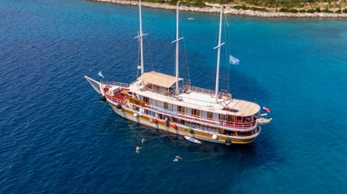 8-dnevno krstarenje sjevernim Jadranom - Polazak iz Rijeke, Rijeka, Hrvatska - 649 EUR - 8-dnevno krstarenje brodom po ruti R1: Rijeka – otok Krk – otok Rab – Zadar – Nacionalni park Kornati – zadarski arhipelag – otok Lošinj – otok Cres – Rijeka, 7x noćenje u dvokrevetnoj kabini (klima, kupaonica) na brodu Comfort Plus kategorije – Sveti Vid, Kazimir ili Planka za 1 osobu