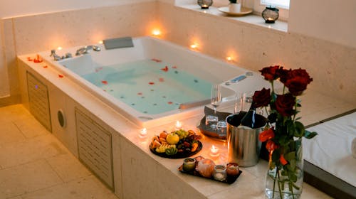 Rimske terme / Adults Only - Hotel Rimski dvor Superior - VIP paket luksuznog opuštanja s romantičnom kuplji, Rimske Terme, Slovenija - 690 EUR - 3x noćenje u dvokrevetnoj sobi u hotelu Rimski dvor za 2 osobe, Polupansion