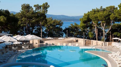 Bluesun Hotel Elaphusa - Obiteljski svibanjski odmor na Braču, Bol, otok Brač, Dalmacija, Hrvatska - 260 EUR - 2x noćenje u Superior dvokrevetnoj sobi s balkonom (morska strana) za 2 osobe (2 djece do 13,99 godina i 1 dijete do 2,99 godina besplatno), Polupansion (buffet doručak i večera)