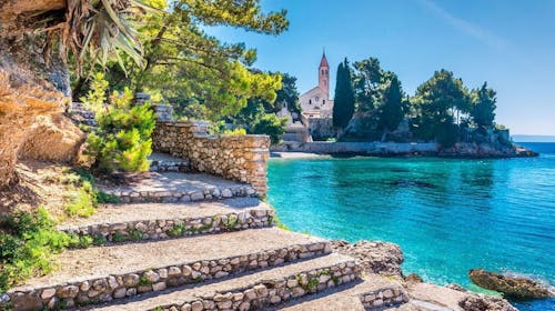 Bluesun Holiday Village Bonaca - Proljeće s punim pansionom na Braču, Bol, otok Brač, Dalmacija, Hrvatska - 324 EUR - 3x noćenje u Standard dvokrevetnoj sobi plus s balkonom (morska strana) za 2 osobe (1 dijete do 9,99 godina i 1 dijete do 2,99 godina besplatno), Puni pansion