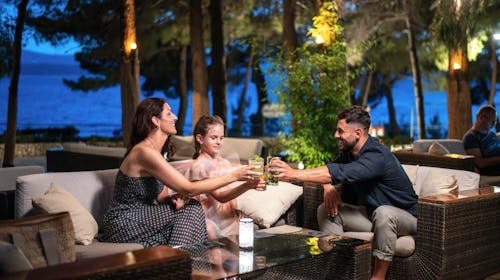 Bluesun Holiday Village Bonaca - Proljeće s punim pansionom na Braču, Bol, otok Brač, Dalmacija, Hrvatska - 280 EUR - 2x noćenje u obiteljskoj sobi s balkonom (depandansa) za 2 osobe (2 djece do 13,99 godina i 1 dijete do 2,99 godina besplatno), Puni pansion