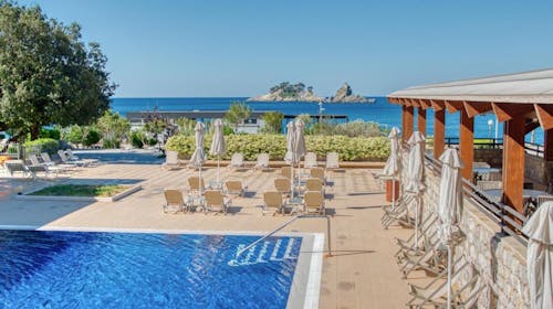 Hotel Palas Petrovac - 1. svibanj u Petrovcu, Petrovac, Crna Gora - 249 EUR - 2x noćenje u Standard dvokrevetnoj sobi za 2 osobe, Polupansion (buffet doručak i večera)