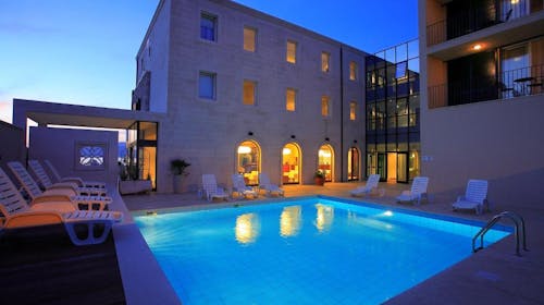Hotel Lipa - Odmor na Braču, Postira, Hrvatska - 270 EUR - 2x noćenje u Deluxe dvokrevetnoj sobi s balkonom i pogledom na more za 2 osobe, 2x doručak