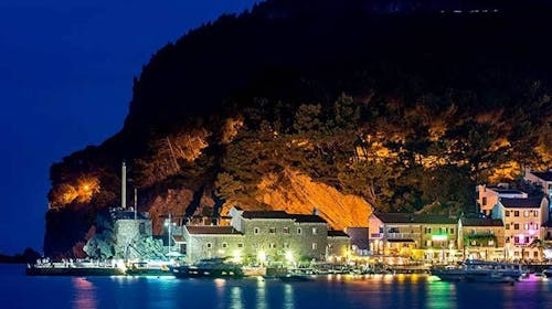Hotel Rivijera - Početak i kraj ljeta u Petrovcu, Petrovac, Crna Gora - 372 EUR - 3x noćenje u dvokrevetnoj Standard sobi za 2 osobe (1 dijete do 11,99 godina besplatno), Polupansion