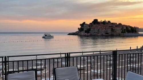Hotel California by Aycon - Jesen na ekskluzivnoj lokaciji, Sveti Stefan, Crna Gora - 479 EUR - 3x noćenje u dvokrevetnoj Superior sobi s pogledom na planinu za 2 osobe, Doručak