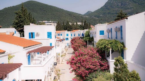 Hotel Slovenska plaža - Početak i kraj ljeta u Budvi, Budva, Crna Gora - 349 EUR - 2x noćenje u Standard dvokrevetnoj sobi s dodatnim ležajem i balkonom za 3 osobe, Polupansion (buffet doručak i večera)