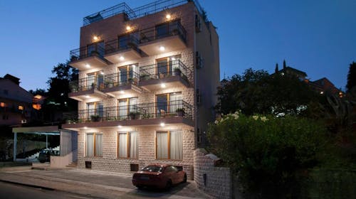 Hotel Twelve by Aycon - Obiteljska jesen, Budva, Crna Gora - 285 EUR - 3x noćenje u dvokrevetnoj Standard sobi (s dodatnim ležajem) za 2 osobe (1 dijete do 11,99 godina besplatno), Doručak
