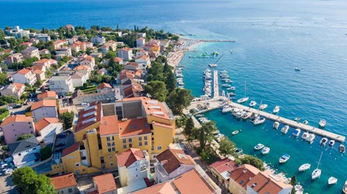 Hotel Selce - Ljetni odmor tik uz obalu, Selce, Hrvatska - 1.203 EUR - 7x noćenje u dvokrevetnoj sobi u mansardi za 2 osobe (1 dijete do 6,99 godina besplatno), Polupansion