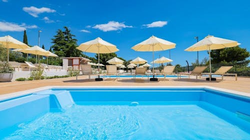 Apartmani Medena - Proljeće i 1. svibanj s polupansionom u prelijepom Trogiru, Donji Seget, Trogir, Dalmacija, Hrvatska - 278 EUR - 2x noćenje u Superior seaside apartmanu A (2+1) za 2 odrasle osobe (1 dijete do 11,99 godina besplatno), Polupansion