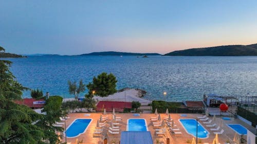 Apartmani Medena - Proljeće i 1. svibanj s polupansionom u prelijepom Trogiru za 4 osobe, Donji Seget, Trogir, Dalmacija, Hrvatska - 522 EUR - 3x noćenje u Superior apartmanu B (4+1) za 4 odrasle osobe (1 dijete do 11,99 godina besplatno), Polupansion