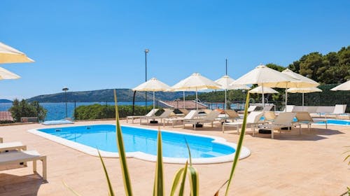 Apartmani Medena - Proljeće i 1. svibanj s polupansionom u prelijepom Trogiru za 4 osobe, Donji Seget, Trogir, Dalmacija, Hrvatska - 552 EUR - 3x noćenje u Superior seaside apartmanu B (4+1) za 4 odrasle osobe (1 dijete do 11,99 godina besplatno), Polupansion