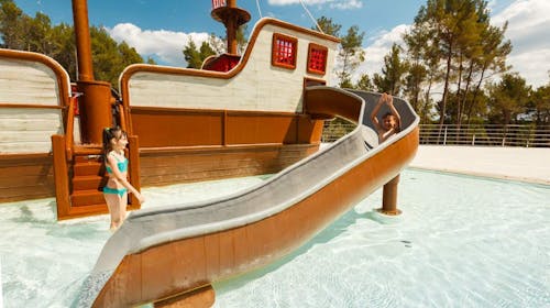 Santa Marina Camping - Obiteljski odmor u Premium Comfort mobilnoj kućici, Poreč, Istra, Hrvatska - 180 EUR - 3x noćenje u Premium Comfort mobilnoj kućici za 4 osobe (2 djece do 11,99 godina besplatno), Posteljna i ručnici