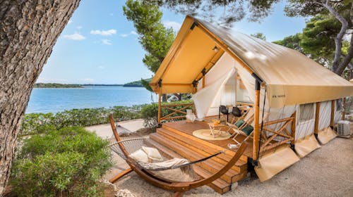 Arena One99 Glamping - Proljeće i početak ljeta u Medulinu - Safari tent, Pula, Istra, Hrvatska - 290 EUR - 2x noćenje u dvosobnom glamping šatoru Safari tent za 2 osobe (2 djece do 12 godina besplatno), Turistička pristojba