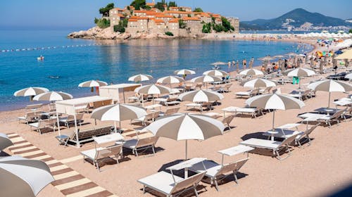 Hotel California by Aycon - Ljeto na ekskluzivnoj lokaciji, Sveti Stefan, Crna Gora - 893 EUR - 3x noćenje u dvokrevetnoj Superior sobi s pogledom na planinu za 2 osobe, Doručak