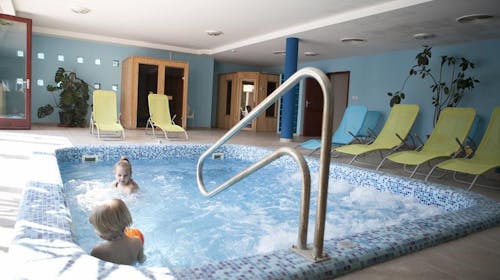 Boni Family Wellness Hotel - Obiteljski odmor u Mađarskoj, Zalakaros, Mađarska - 397 EUR - 3x noćenje u dvokrevetnoj sobi s terasom ili balkonom za 2 osobe (2 djece do 11,99 godina besplatno), Polupansion