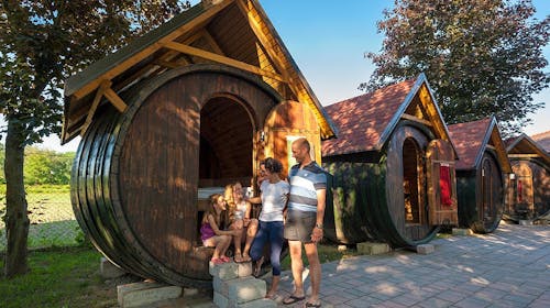Glamping Vinsko selo - Glamping u vinskim bačvama i kupanje u Termalnom parku tijekom vikenda, Ptuj, Slovenija - 198 EUR - 2x noćenje u vinskim bačvama za 2 osobe, Polupansion (buffet doručak i večera u restoranu Zila)