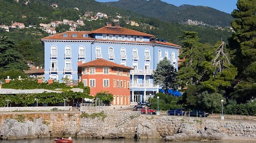 Hotel Park - First minute proljeće i jesen u Lovranu, Lovran, Hrvatska - 218 EUR - 2x noćenje u dvokrevetnoj Standard sobi za 2 osobe (1. dijete do 13,99 godina i 2. dijete do 2,99 godina besplatno), Polupansion (doručak i večera)