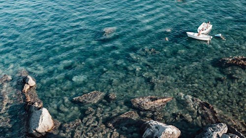 Hotel Riva by Aycon - Obiteljsko ljeto u Petrovcu, Petrovac, Crna Gora - 918 EUR - 5x noćenje u dvokrevetnoj Standard sobi s pogledom na atrium ili na planine za 2 osobe (1 dijete do 11,99 godina besplatno), Doručak