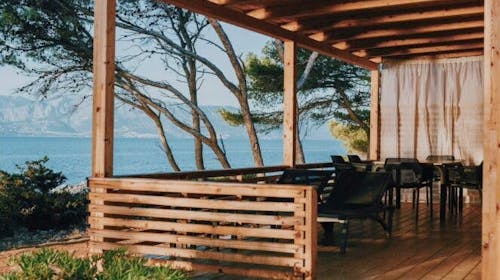 Mobilne kućice Bunja Boutique Camping - Proljeće i 1. svibanj na Braču, Supetar, otok Brač, Dalmacija, Hrvatska - 172 EUR - 3x noćenje u Premium mobilnim kućicama (4+2) za do 6 osoba (4 odrasle osobe i 2 djece do 11,99 godina), Korištenje posteljine i ručnika