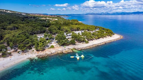 Mobilne kućice Bunja Boutique Camping - Ljetni odmor na otoku Braču, Supetar, otok Brač, Dalmacija, Hrvatska - 1.500 EUR - 7x noćenje u Premium mobilnim kućicama (4+2) za do 6 osoba (4 odrasle osobe i 2 djece do 11,99 godina), Korištenje posteljine i ručnika